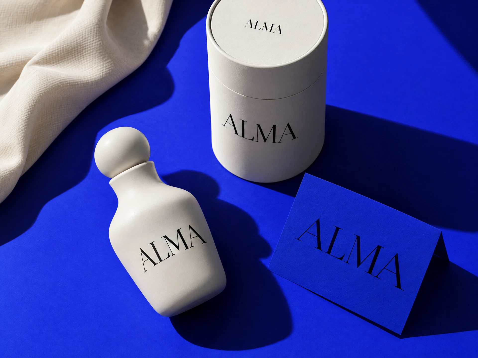 Concepto ALMA: packaging de cosmética blanco y azul eléctrico en una composición editorial